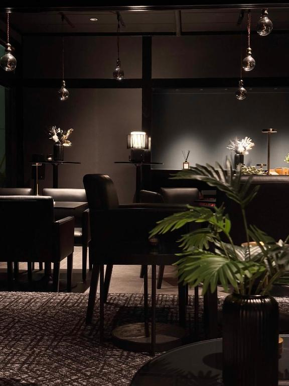 キャンドル揺れるラウンジで語り明かす